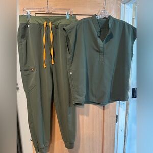 FIGS Women’s Scrub Set in Moss - size L/LT (tall)